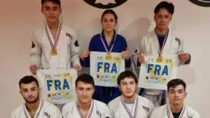 Photo des sept vainqueurs des championnats de France cadet et junior de jiu-jitsu brésilien sont fiers de leur trophée.