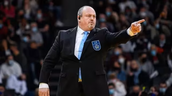 Arbitre international (IJF) donnant un avertissement (shido, carte jaune) lors du Grand Chelem 2022 de Paris, IJF World Judo Tour le 5 février 2022 à l'Accor Arena de Paris, France